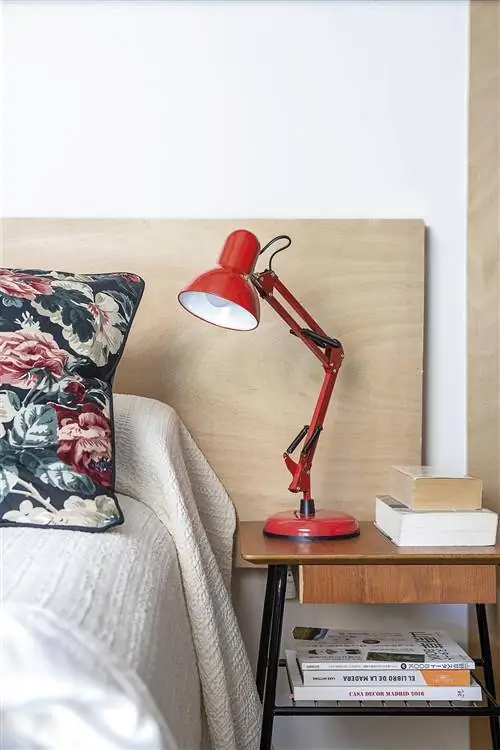 Модульный дом со спальней и прикроватной тумбочкой в стиле ретро