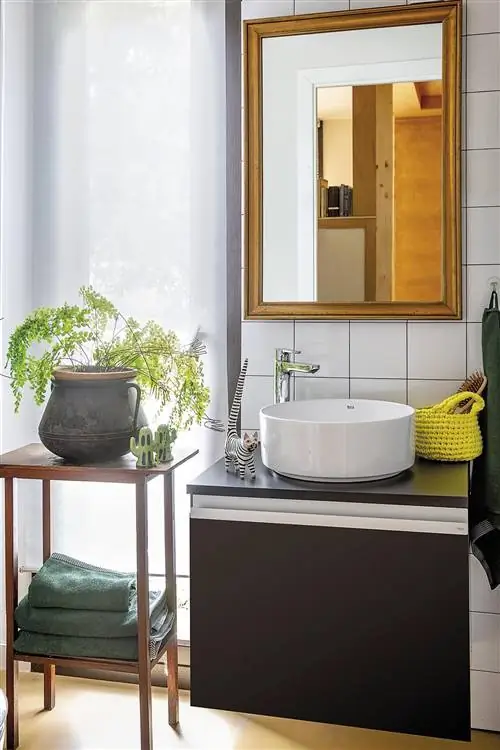 модульная домашняя современная ванная комната с восстановленной мебелью