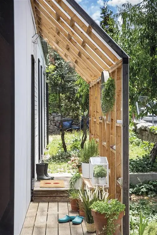 крыльцо модульного дома с растениями