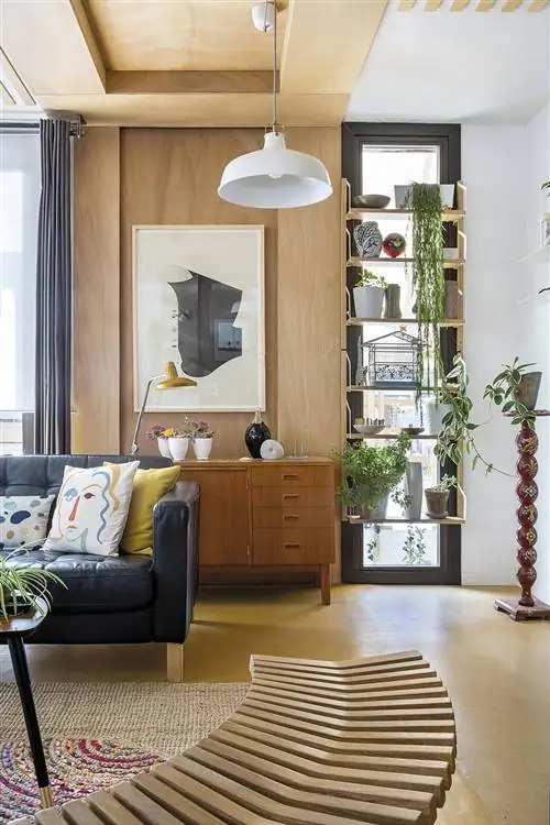 модульный дом гостиная с книжной полкой с растениями