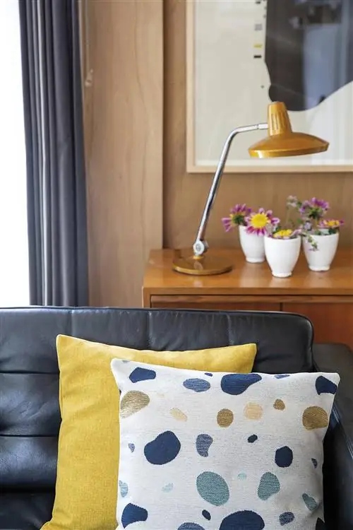 модульный дом гостиная черный диван с красочными подушками