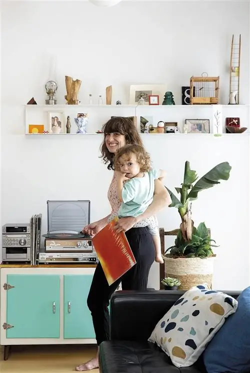 гостиная модульного дома с восстановленной мебелью