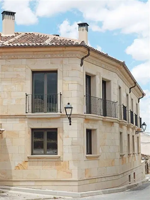 Здание, дом, стена, фасад, крыша, окно створки, дымоход, кирпич, кирпичная кладка, памятник архитектуры,