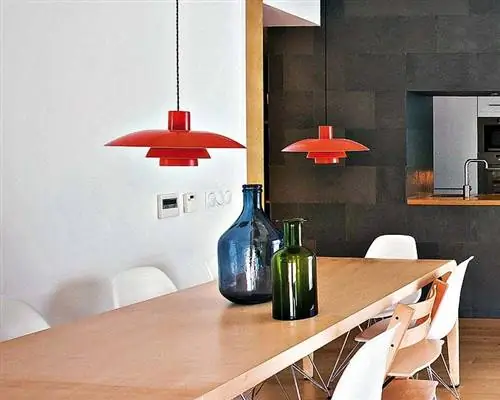 Дерево, Комната, Стеклянная бутылка, Дизайн интерьера, Бутылка, Стена, Стол, Бутылка вина, Мебель, Напиток,