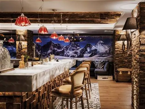 Дизайн интерьера, Стена, Комната, Ресторан, Здание, Стол, Мебель, Архитектура, Фреска, Бар,