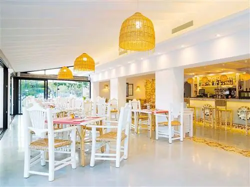 Желтый, Дизайн интерьера, Этаж, Потолок, Светильник, Дизайн интерьера, Украшение, Аксессуары для освещения, Стул Кьявари, Аксессуары для дома,