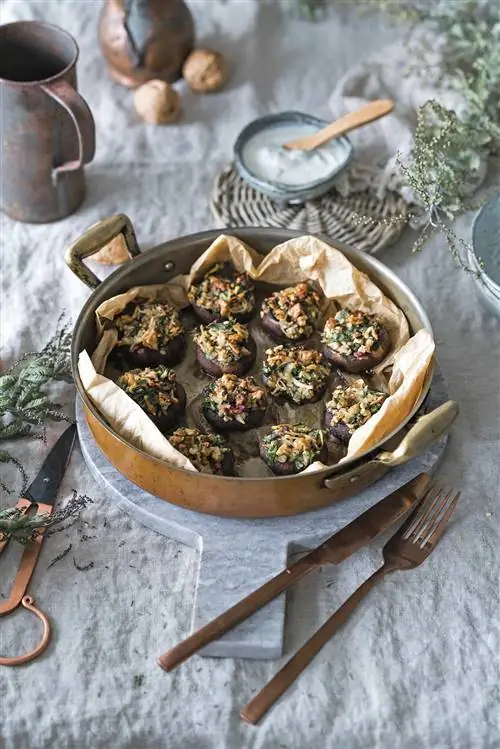 Грибы, фаршированные грецкими орехами, гранатом и петрушкой