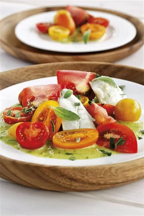 салат из помидоров с дорадой