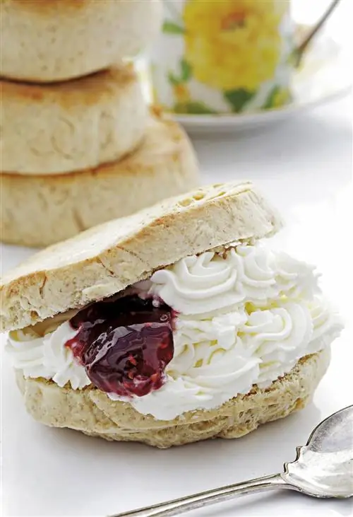 английские булочки со сливками и малиновым джемом