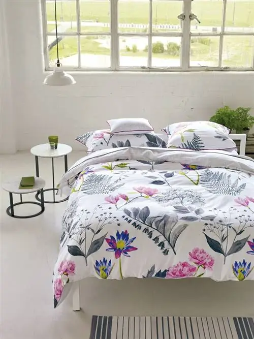 Кровать, Комната, Дизайн интерьера, Окно, Постельные принадлежности, Текстиль, Спальня, Простыня, Постельное белье, Розовый,