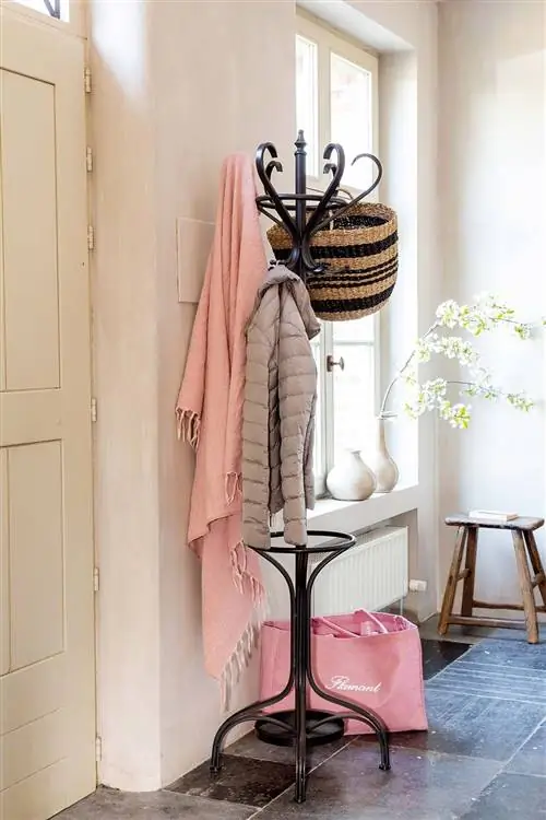 Прихожая с винтажной вешалкой