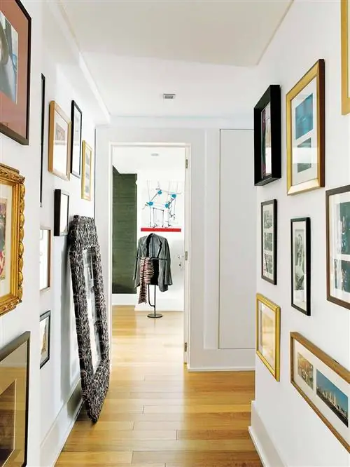 Прихожая, украшенная картинами (Моника Пенагиан)