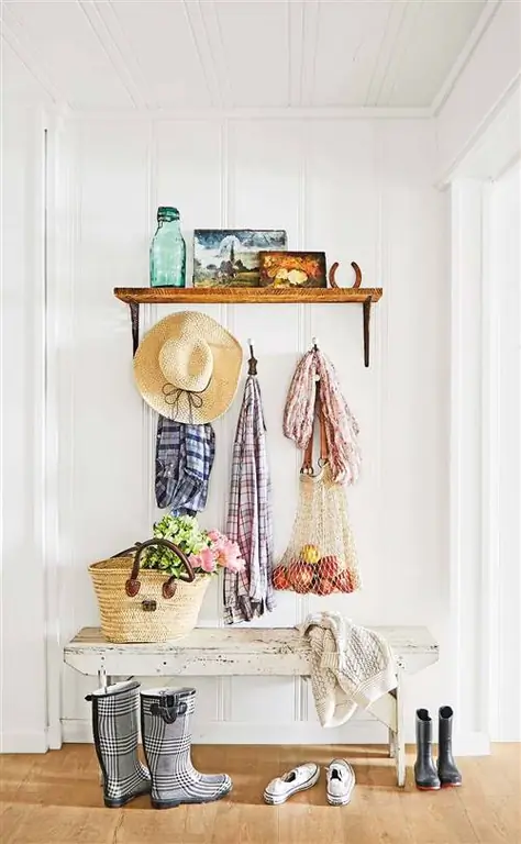 Прихожая с деревянной скамейкой и вешалкой