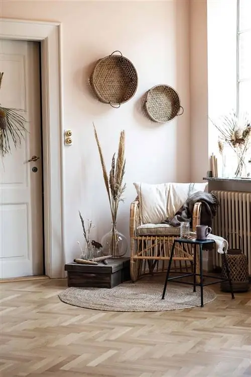 Швейный уголок в раздаточной: тростниковое кресло