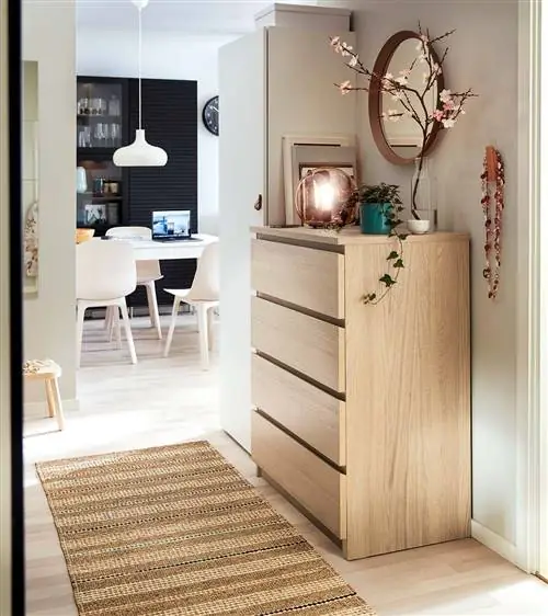 Прихожая с комодом