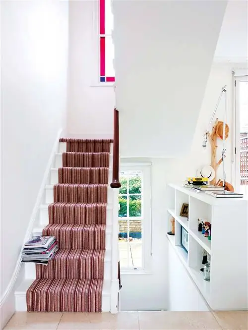 Лестница с книжной полкой