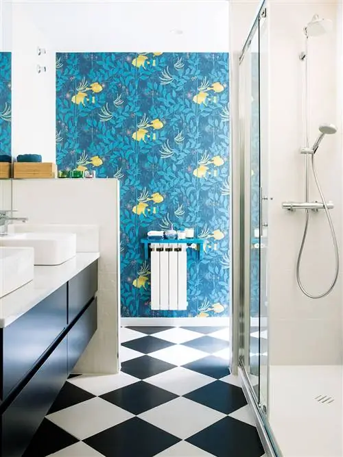 маленькая ванная, отделанная обоями