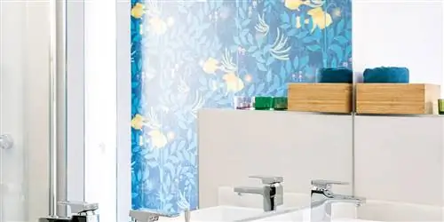 Маленькая ванная, украшенная обоями