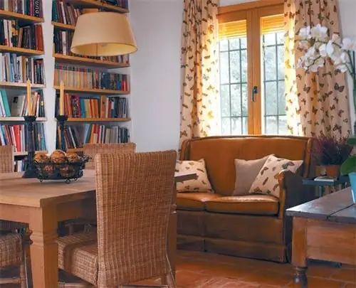 Комната, Дизайн интерьера, Дерево, Освещение, Полка, Мебель, Стеллажи, Стол, Книжный шкаф, Лампа,