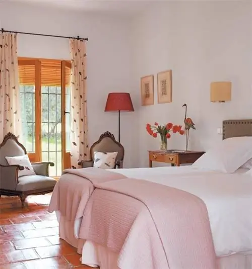 Комната, Дизайн интерьера, Кровать, Дерево, Пол, Постельные принадлежности, Недвижимость, Простыня, Стена, Текстиль,