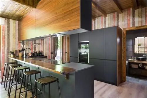 casa forelsa pirineos открытая кухня с черной мебелью