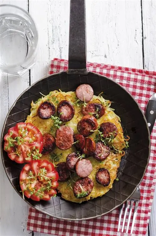 Картофельный гратен с колбасой и помидорами