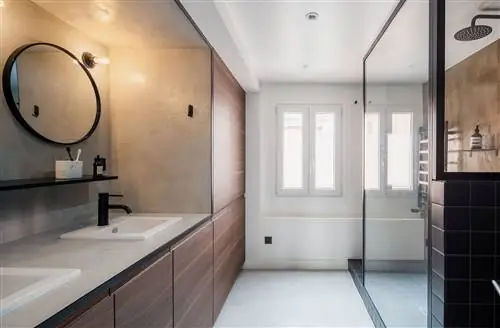 Отремонтированная квартира с открытыми пространствами и украшена цветом