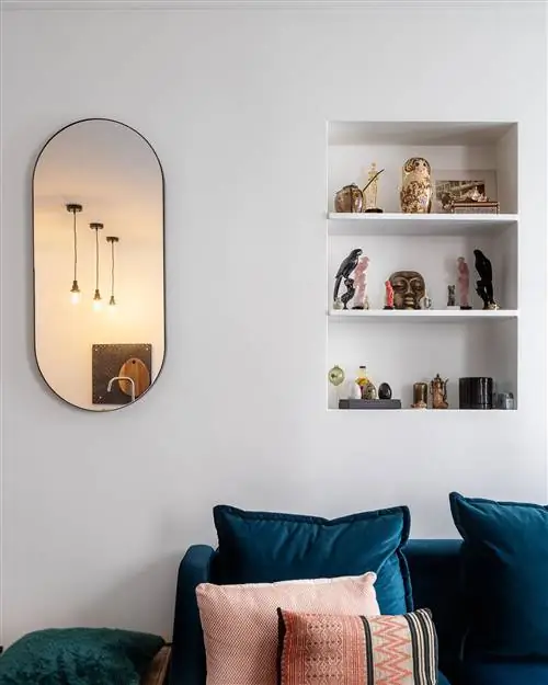 Отремонтированная квартира с открытыми пространствами и украшена цветом