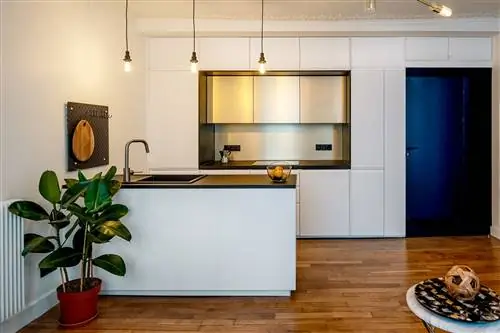 Отремонтированная квартира с открытыми пространствами и украшена цветом