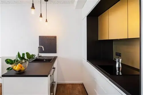 Отремонтированная квартира с открытыми пространствами и украшена цветом