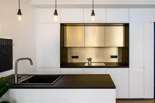 Отремонтированная квартира с открытыми пространствами и украшена цветом