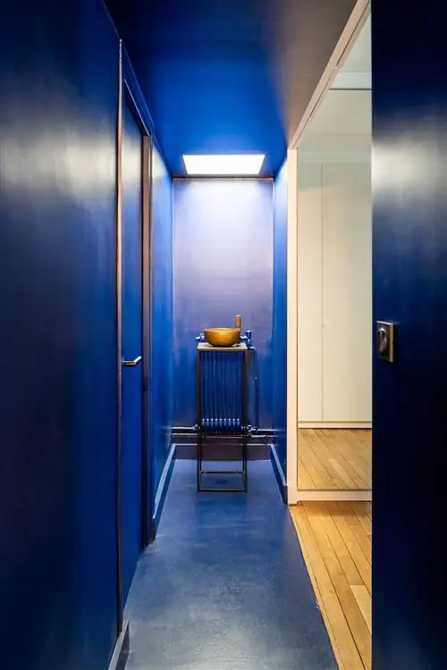 Отремонтированная квартира с открытыми пространствами и украшена цветом