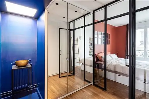 Отремонтированная квартира с открытыми пространствами и украшена цветом