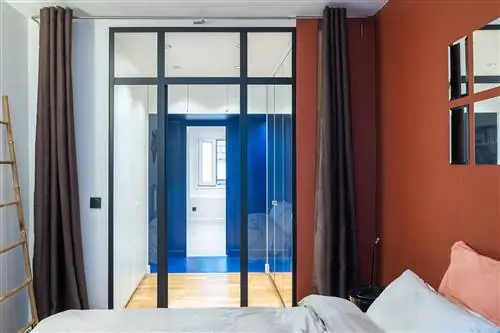 Отремонтированная квартира с открытыми пространствами и украшена цветом