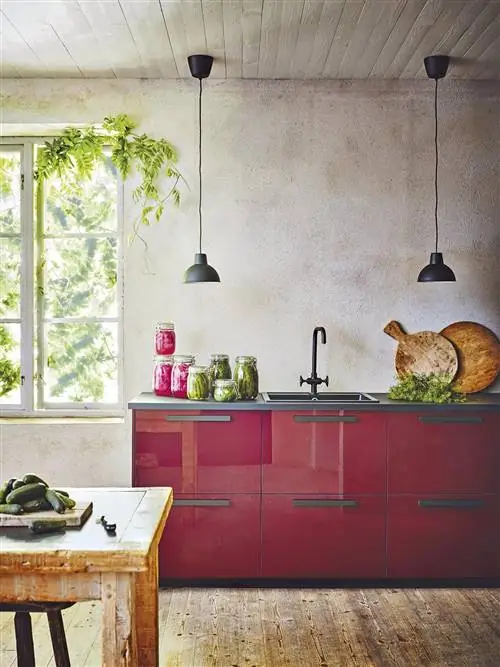 кухня из микроцемента с красной мебелью от ikea