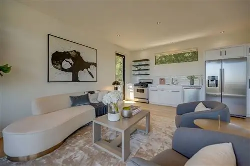 гостиная совмещенная с кухней современного дизайна, оформленная в нейтральных тонах