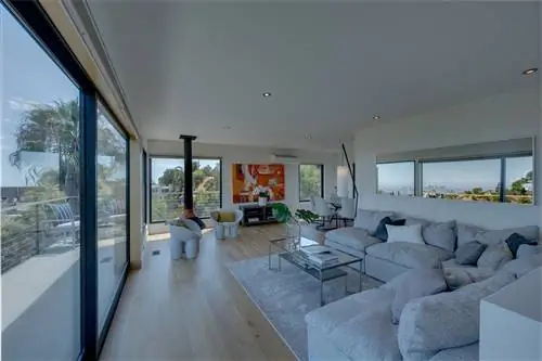 гостиная открытой планировки с окнами от пола до потолка