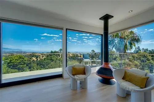 гостиная открытой планировки с окнами от пола до потолка