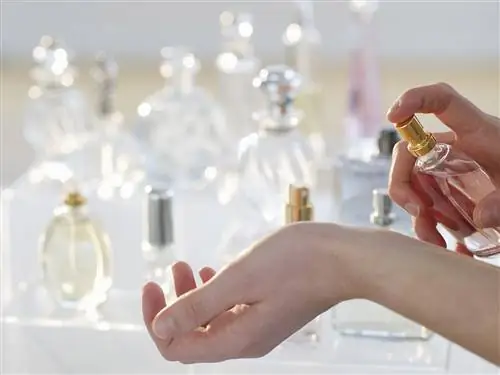 Кожа, Вода, Рука, Духи, Гвоздь, Продукт, Палец, Алкоголь, Стекло, Жидкость,