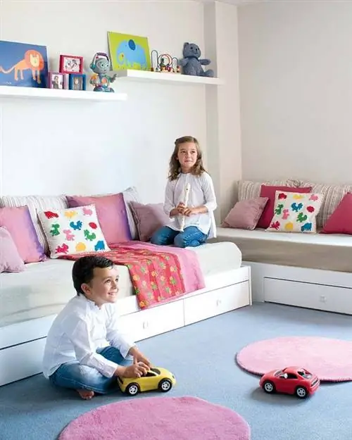 человек, комната, человеческое тело, гостиная, дизайн интерьера, дом, розовый, стена, мебель, игрушка,