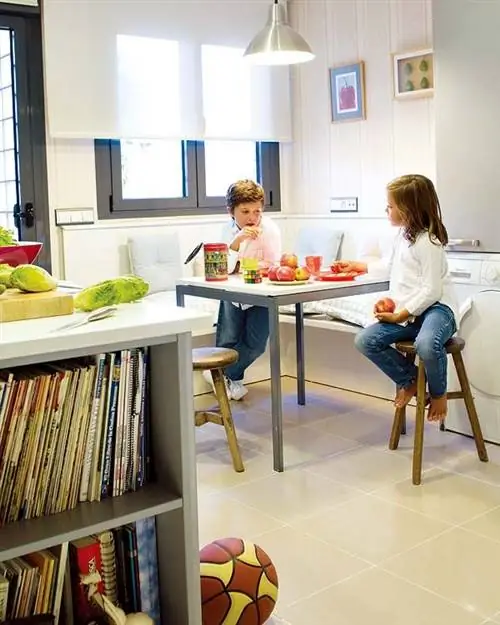 Мяч, Окно, Комната, Дизайн интерьера, Футбол, Стол, Футбольный мяч, Мебель, Мяч, Светильник,