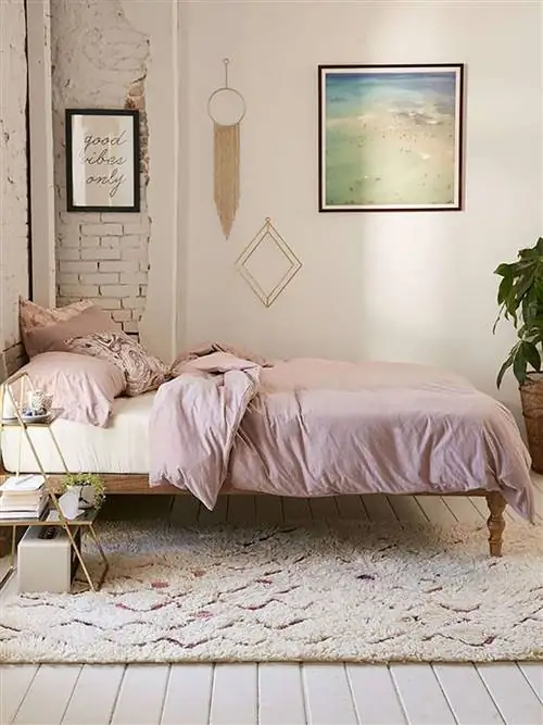 Мебель, Спальня, Кровать, Комната, Каркас кровати, Стена, Пол, Простыня, Дизайн интерьера, Постельные принадлежности,