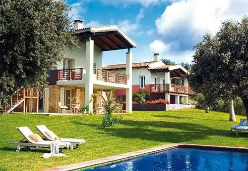 Растение, Бассейн, Недвижимость, Жилой район, Дом, Недвижимость, Здание, Дом, Садовая мебель, Вилла,