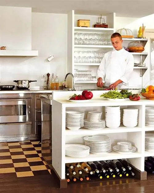 Комната, повар, кухня, столешница, шеф-повар, крупная техника, приготовление пищи, кухонная плита, кухонный прибор, стеллажи,