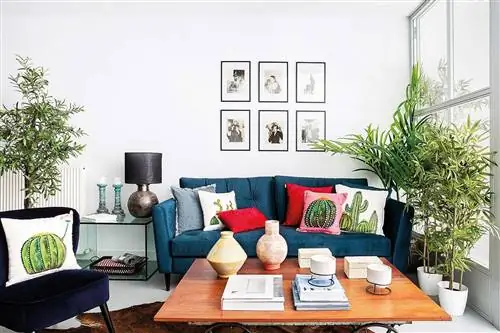 стол и вазы