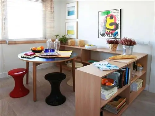 Окно, Мебель, Комната, Стол, Дизайн интерьера, Полка, Стеллажи, Оконное покрытие, Жалюзи, Сервировка,