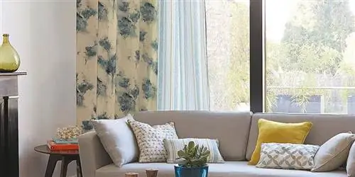 Диван и журнальный столик