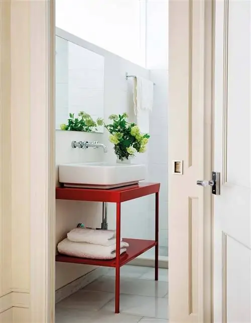 Ванная: Красные тумбы под умывальник