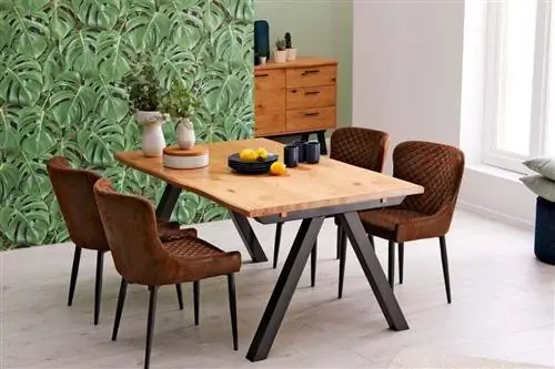 обеденный стол с деревянной столешницей в скандинавском стиле