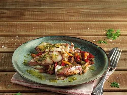 кальмары на гриле с луком и перцем